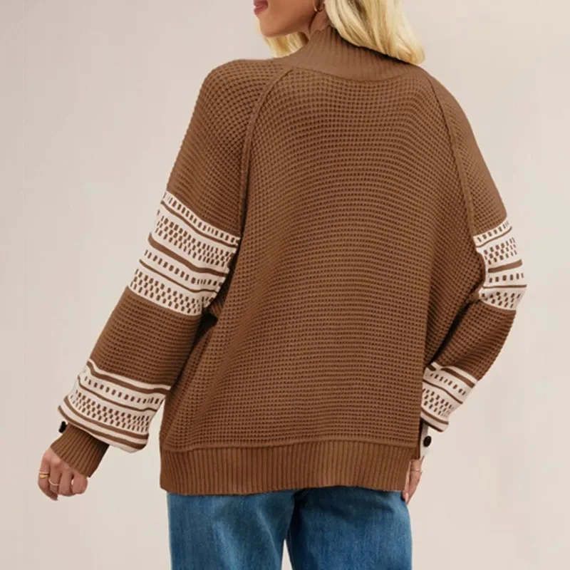 سترة نسائية محبوكة عصرية ودافئة لشتاء 2025 بتصميم كتلة الألوان، نصف رقبة عالية ونمط بلوفر،