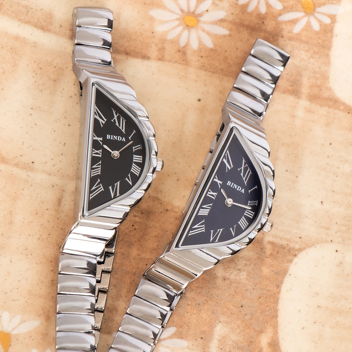 ساعة كوارتز نسائية من Binda - مينا بيضاء منحنية، مؤشر روماني نصف دائري، مقاومة للماء حتى 30 مترًا، مجموعة علب هدايا أنيقة