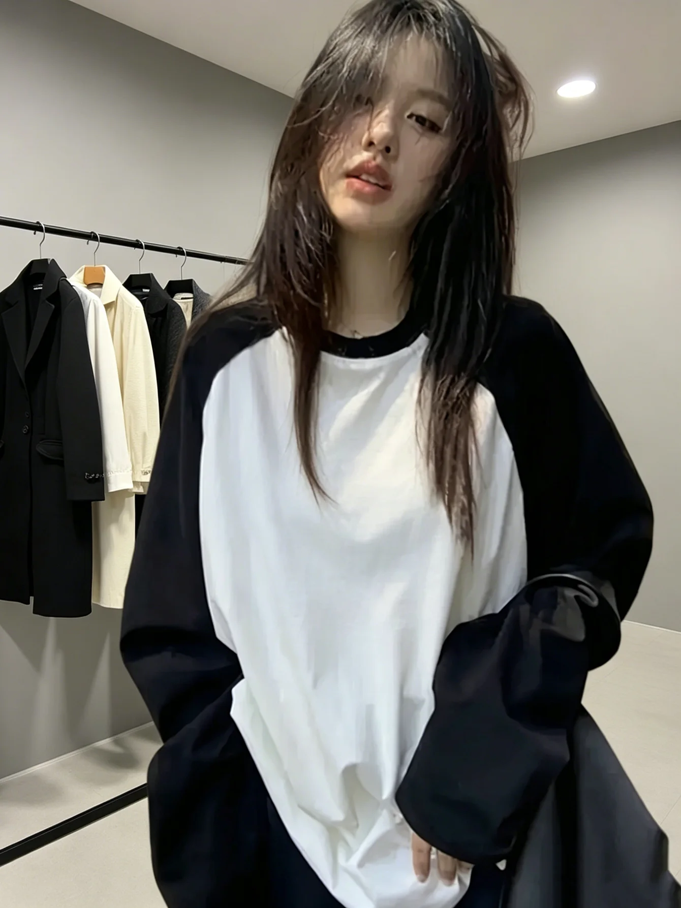 Women's casual black and white long-sleeved T-shirt with cute cat print round animal pattern for spring and autumn female tops