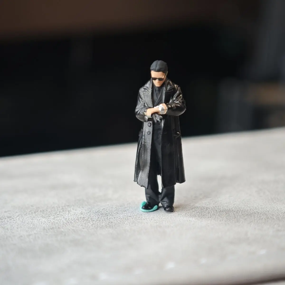 1/64 Static Model Doll Figurine Model Car Scene Diorama Trench Coat Man