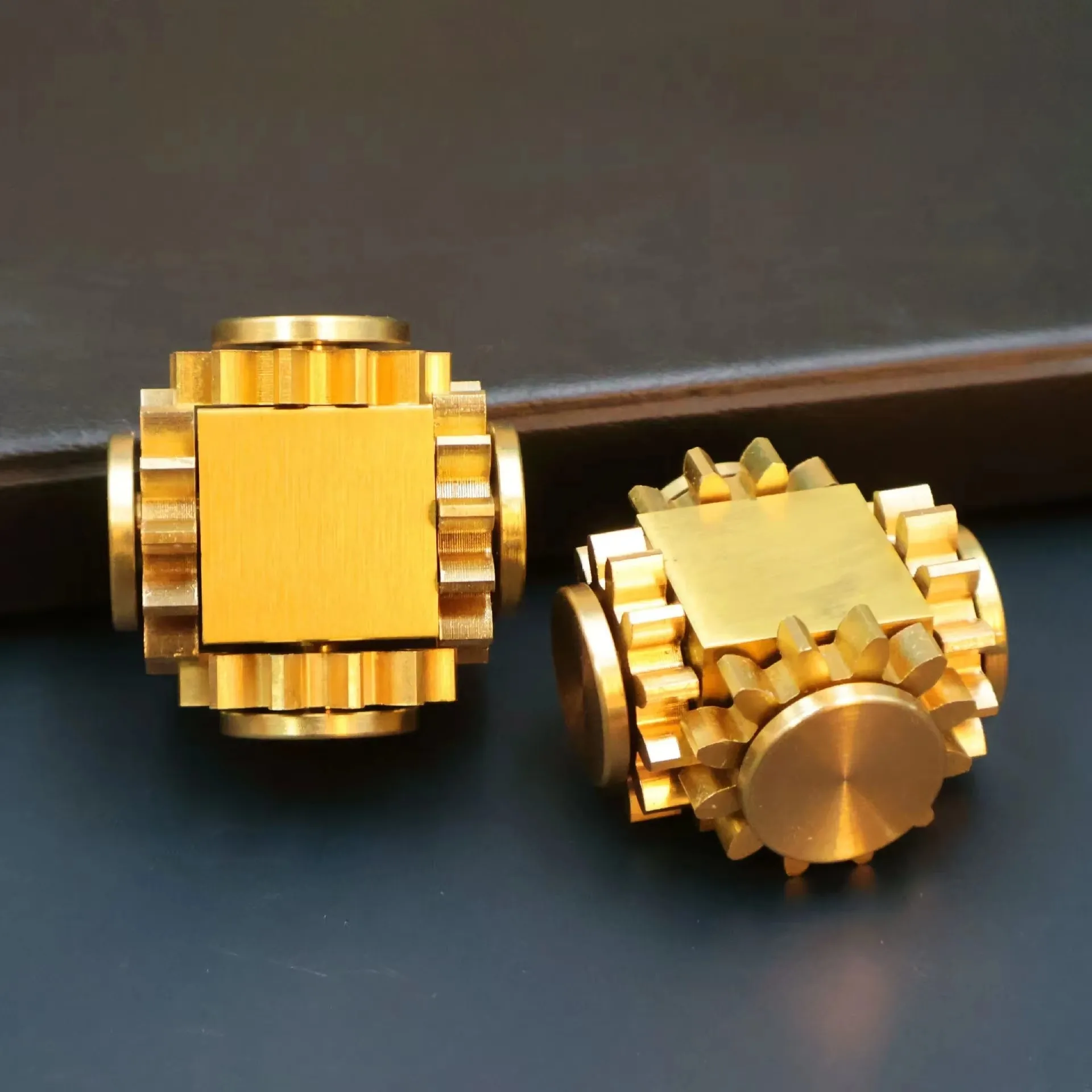 1 PCS Divertente Rotatore Manuale In Ottone 4-Gear Fidget Spinner Gear Per Il Tempo Libero Giocattolo di Decompressione Per Adulti Alleviare L'ansia Regalo Di Natale