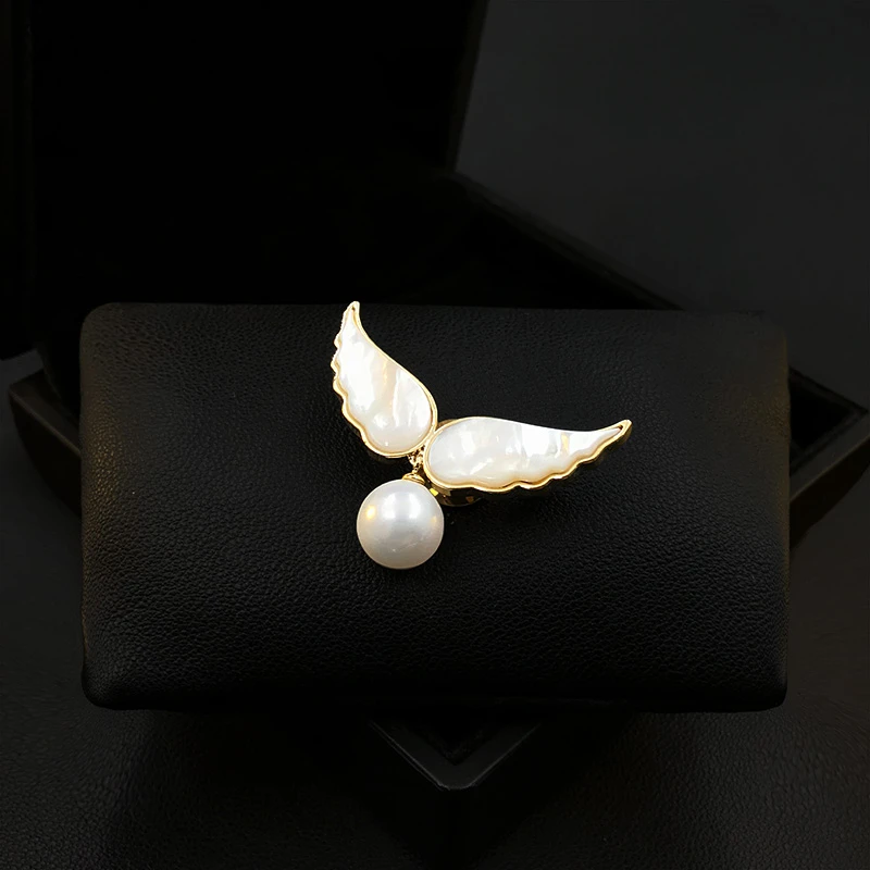 Luxury Angel Wings Brooch Women High-End Suit Ornament Shell Pin Neckline Elegant Corsage Clothes Accessories Pearl Jewelry 5669