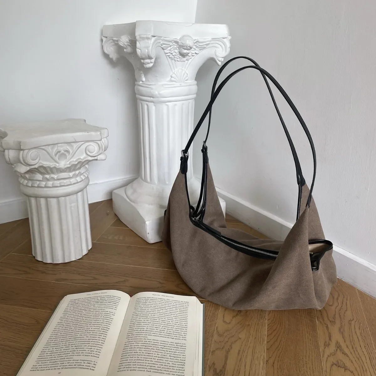 

2026 New Fashion Casual Simple Linen Canvas Shoulder Bag Women's High-end Fashion Design Splicing Casual Messenger Tote Bag