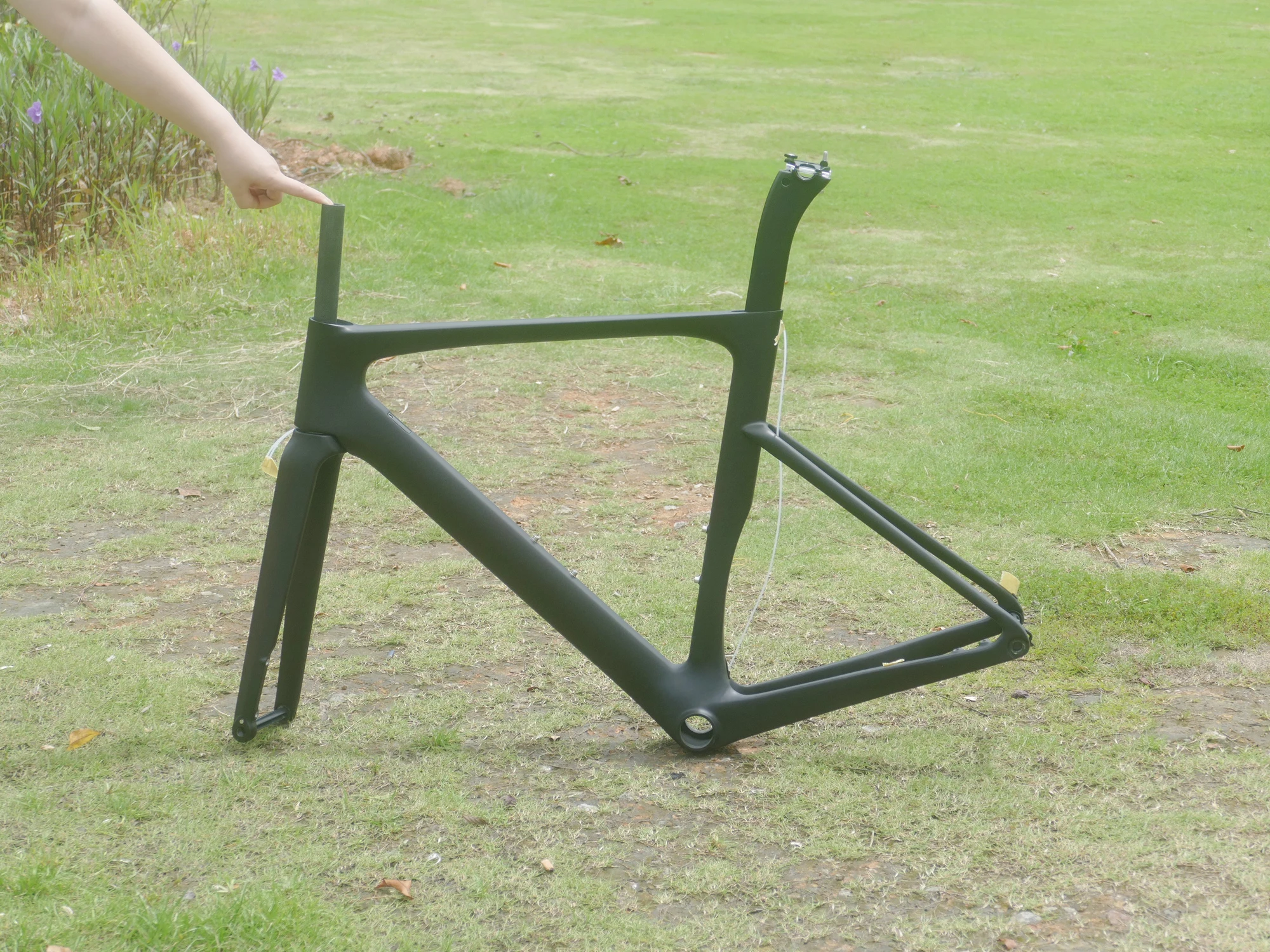 

Совершенно новая полностью карбоновая рама шоссейного велосипеда + вилка + гарнитура + подседельный штырь, набор рамок через ось