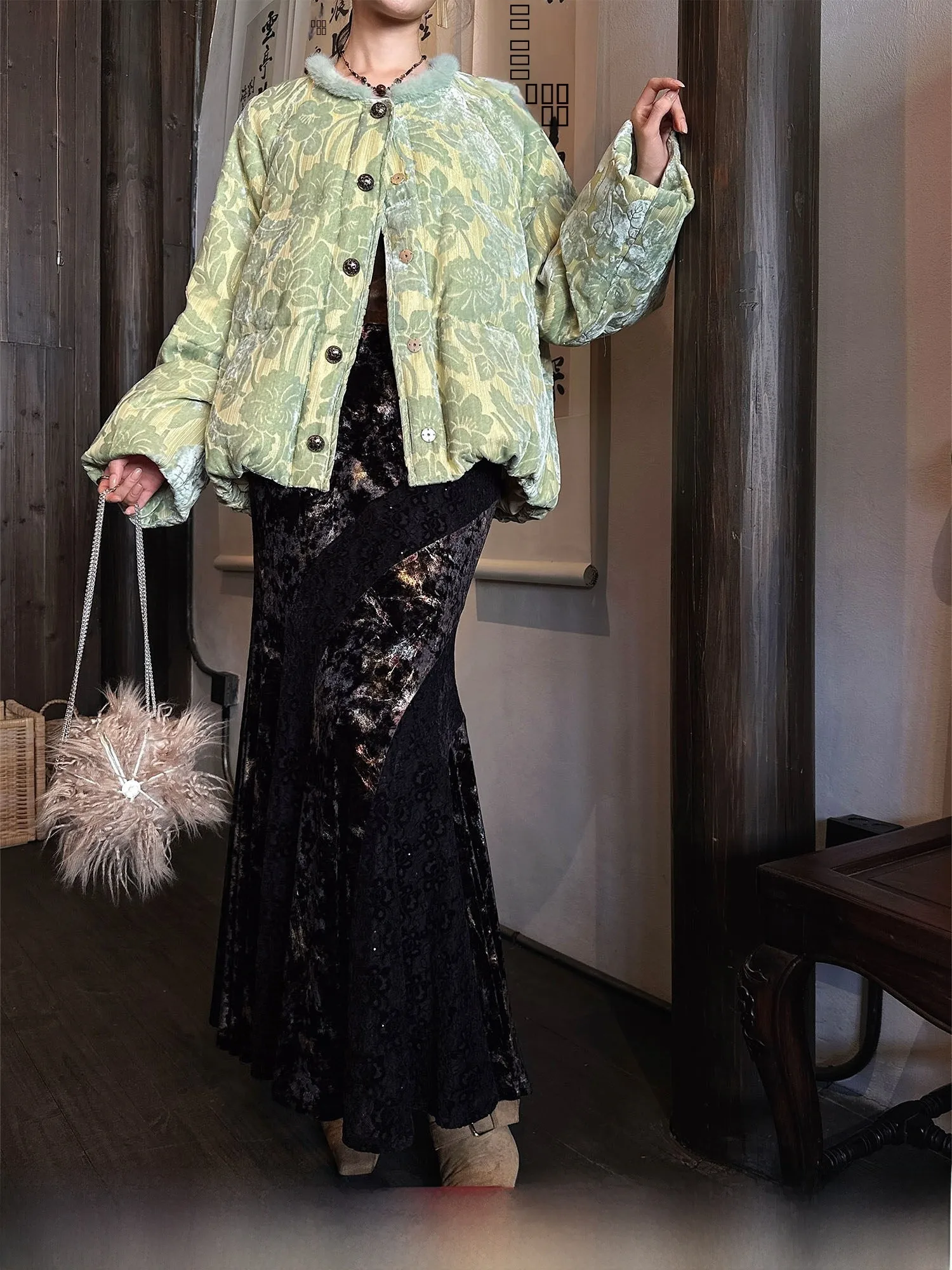 

Новинка 2025: Женское зимнее платье Sange Bla Flower【Tinglan】с кружевной отделкой, бархатной юбкой-русалкой и золотой вышивкой