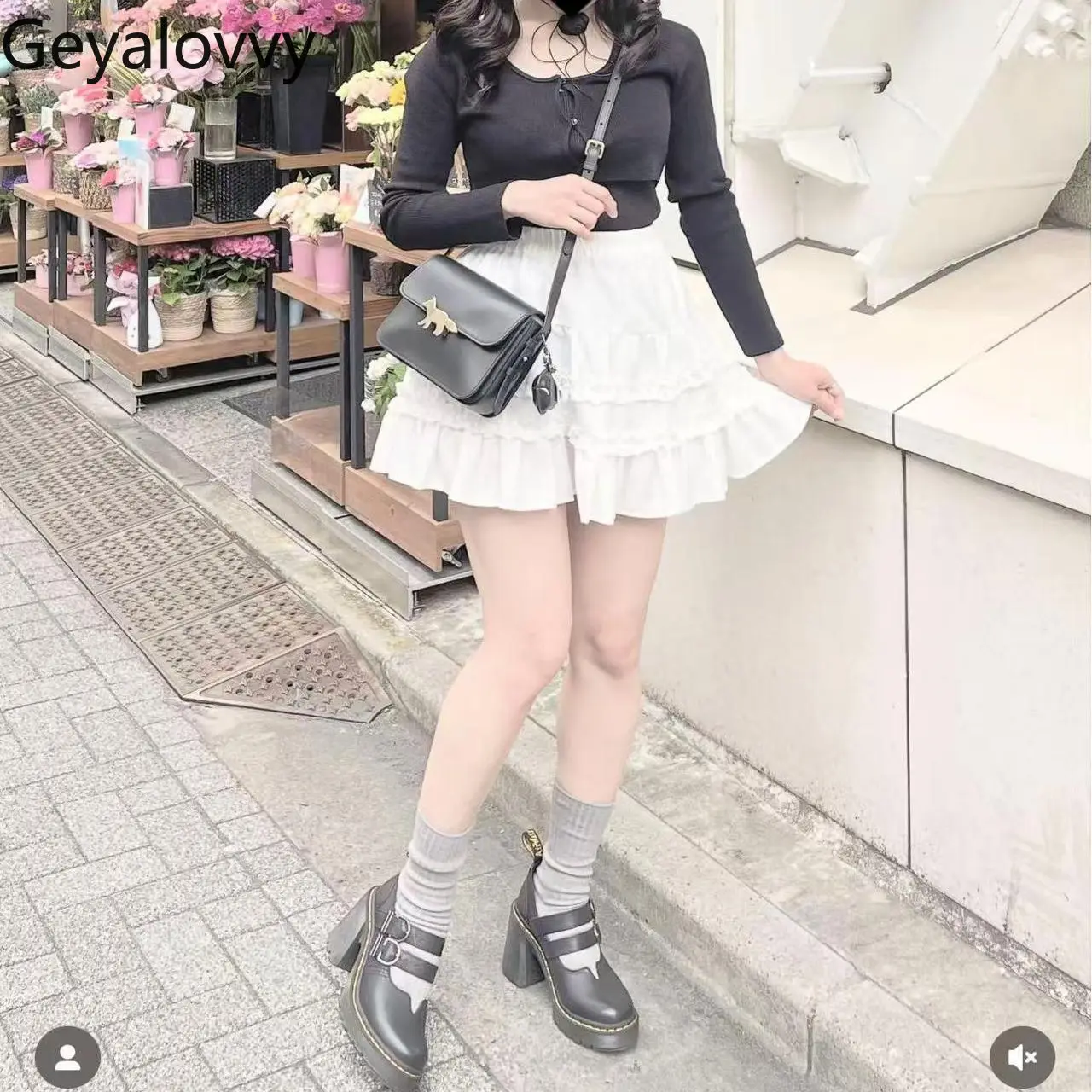 Falda corta acampanada blanca versátil japonesa, novedad de verano, minifaldas de pastel acampanadas con borde de oreja de madera de Color sólido para niñas dulces y lindas