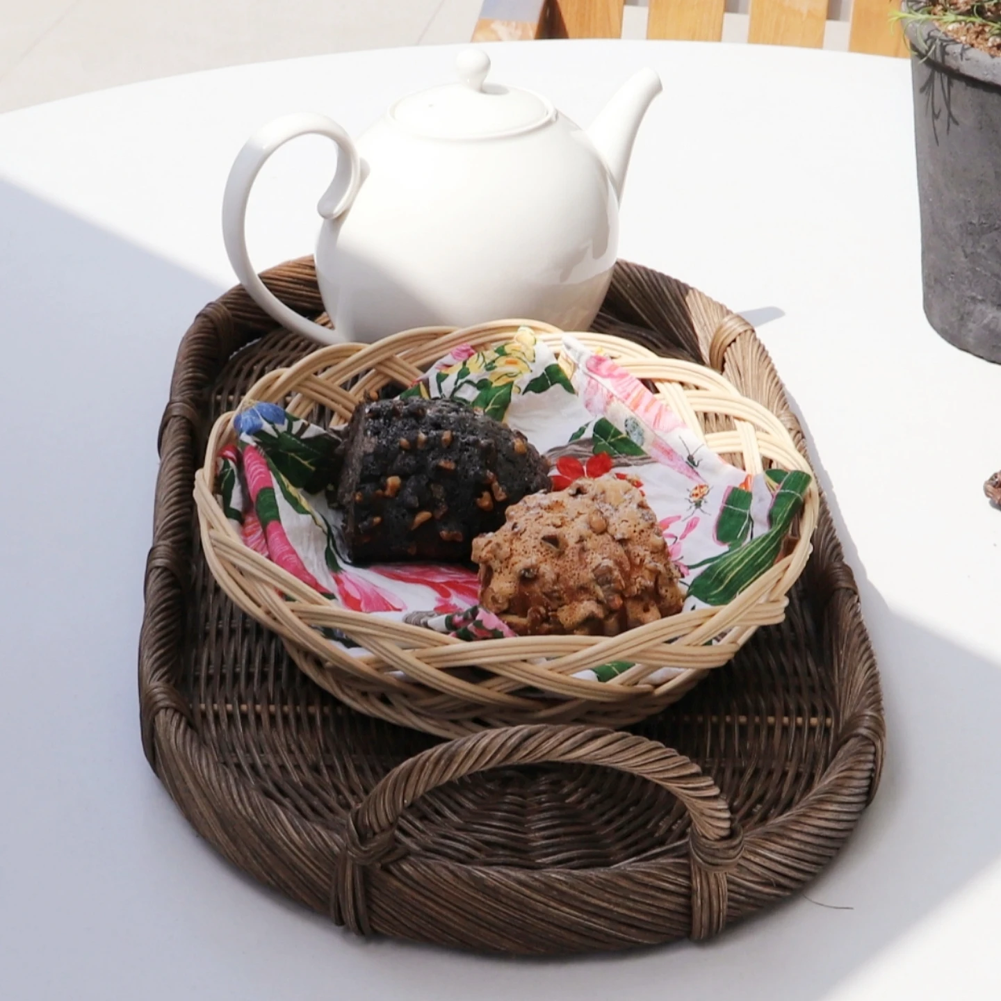 

Овальный поднос из ротанга с ручками, большая плетеная сервировочная корзина для фруктов/хлепок, орель, поднос для вечеринки и османки для чая, гостиной