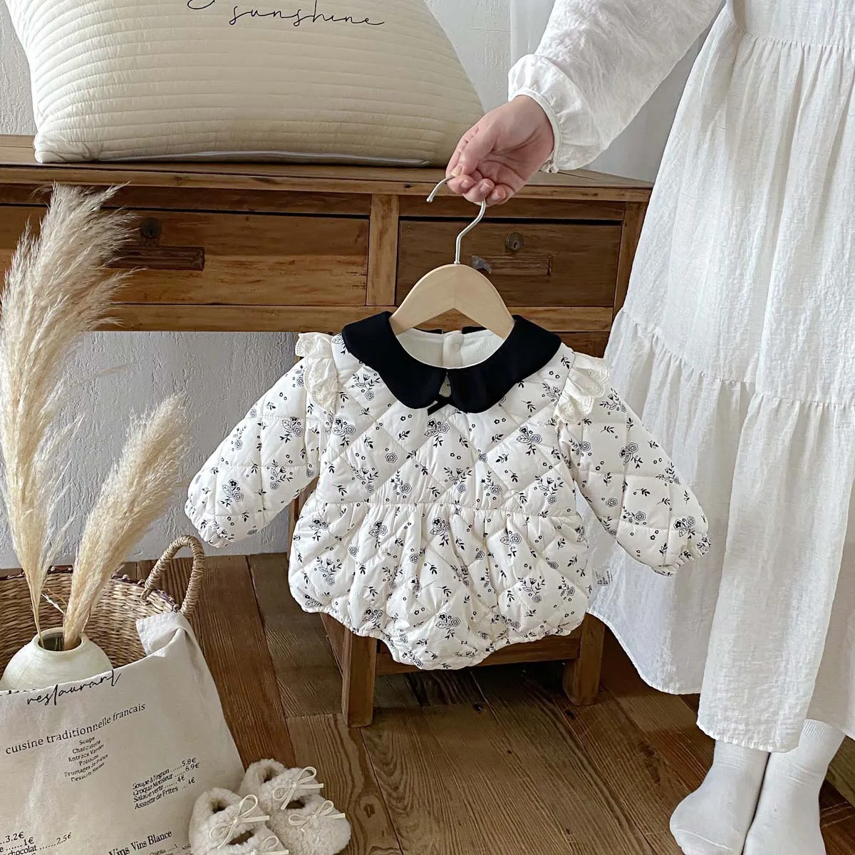 Baby Girl Clothes Cute Doll Collar Floral Clip Cotton Bag Fart Clothes Baby Lace Flying Sleeves Warm and Fluffy Jumpsuit
