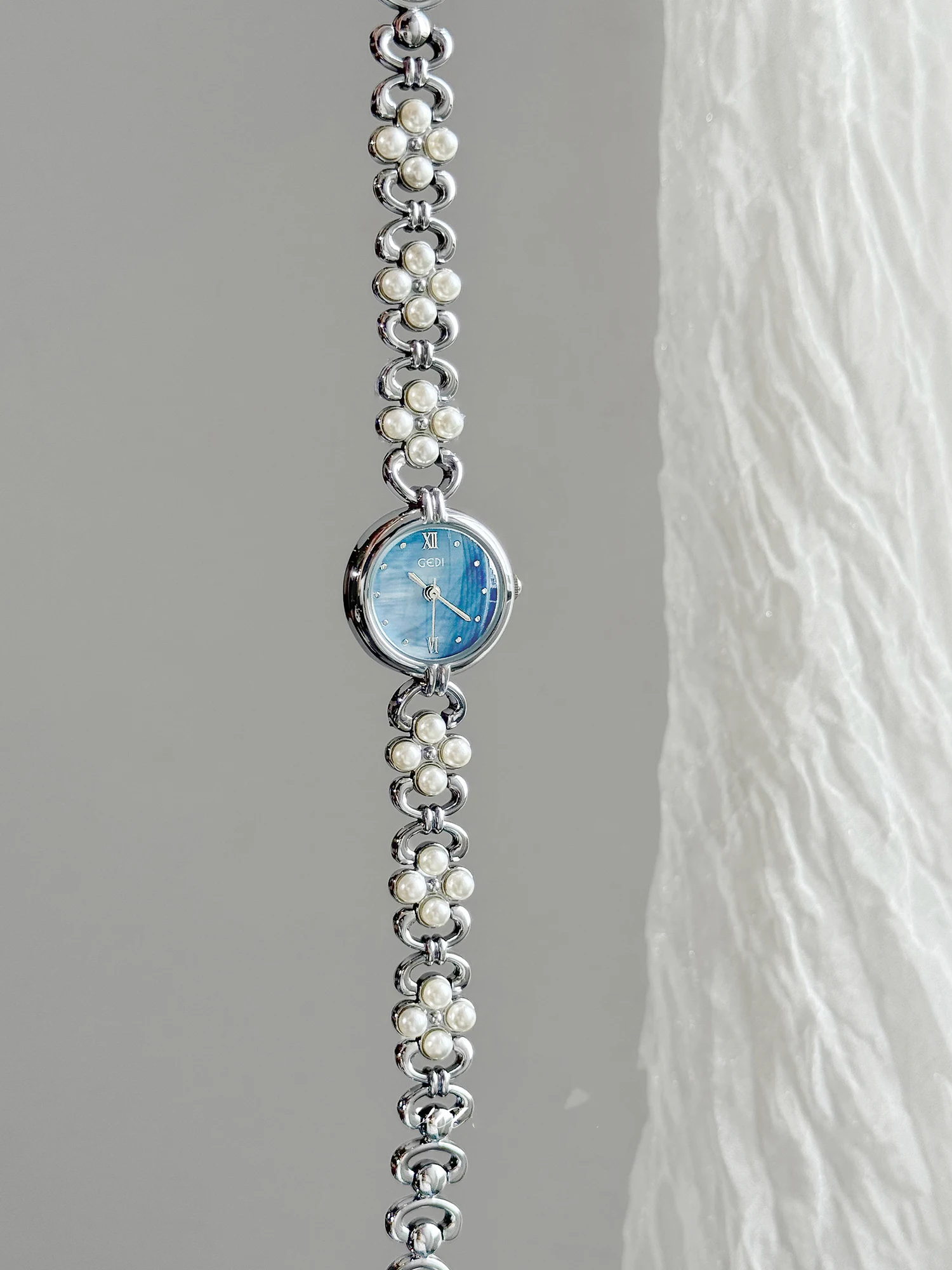 2025 New Luxury Fashion Pearl Chain Watches for Women with Diamond-Studded Shell Quartz Movement Women's Wristwatch - Gift