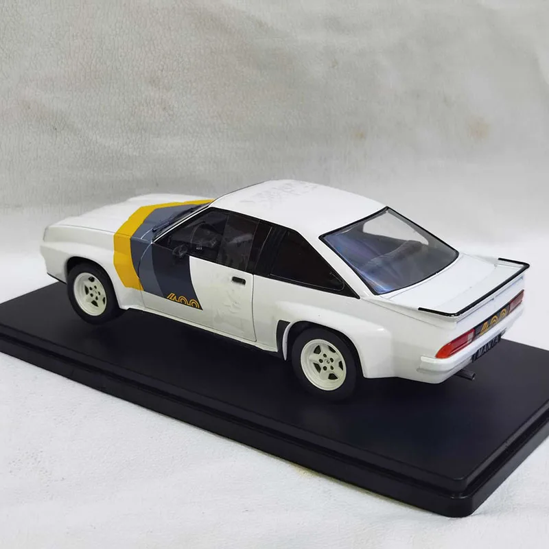 Diecast 1:24 Scale OPEL Manta B 400 Car Alloy Simulation Car Model Toy Collectible Ornaments