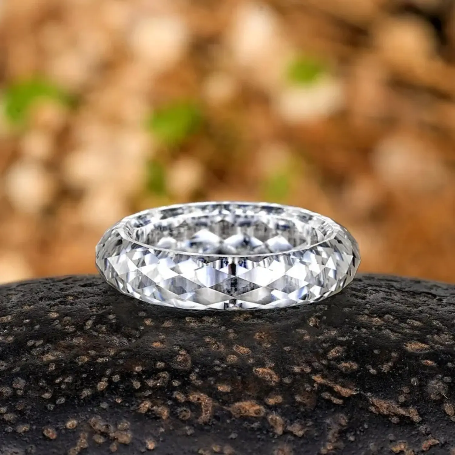 White moissanite faceted ring, VVS1 clarity, exquisite， ideal for parties, birthday gifts and fashion accessories