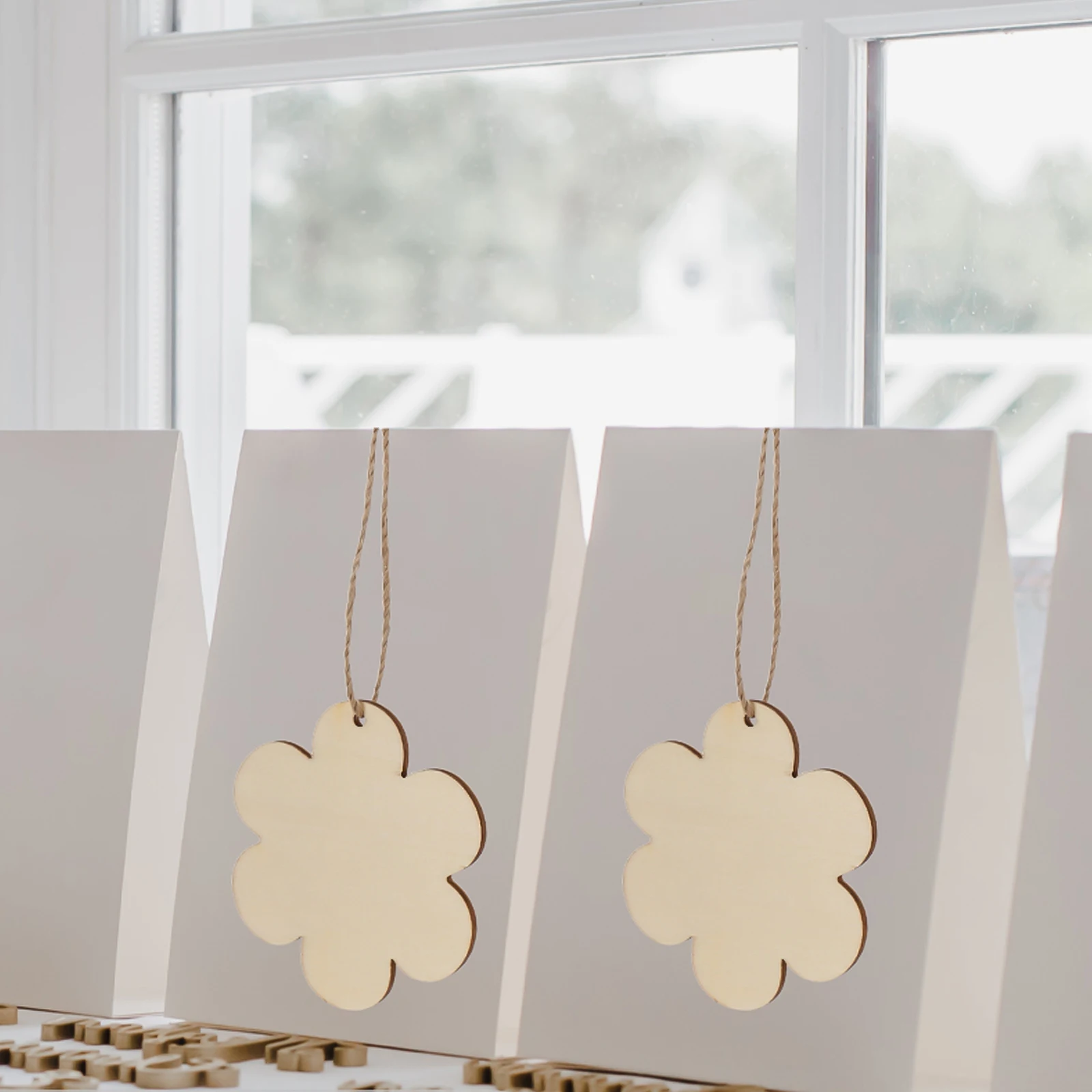 

60 Pcs Hanging Graffito Wooden Crafts naments Blank Slices Pendants Flower Shaped Crafts Unfinished Wood Diy Christmas Decor