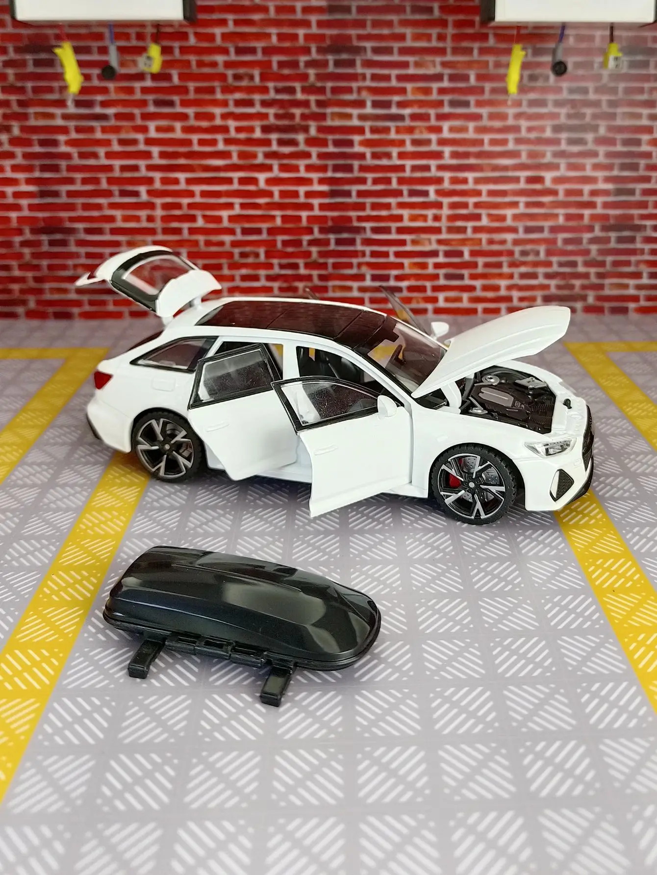 1:32 RS6 Wagon Alloy Car Modell vier Türen auf beiden Seiten, die geöffnet werden kann, und die Fronthaube und die Kofferraumtür kann ebenfalls geöffnet werden