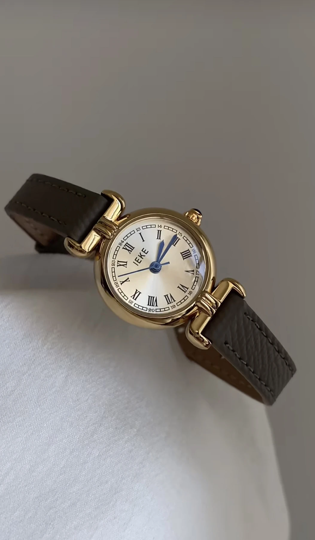 

Exquisite ladies' watches Small and exquisite leather small dial Retro ladies' light luxury belt Brand luxury ladies' watches