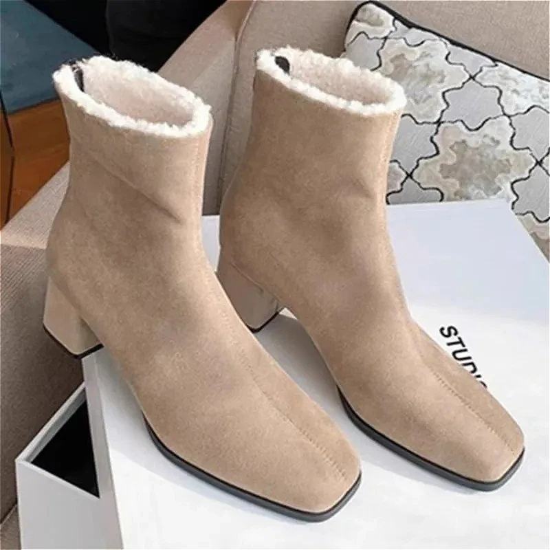 Dedo do pé quadrado pele feminina tornozelo botas de neve moda salto alto camurça sapatos de pelúcia mulher marca de inverno 2025 tendência bombas quentes botas mujer