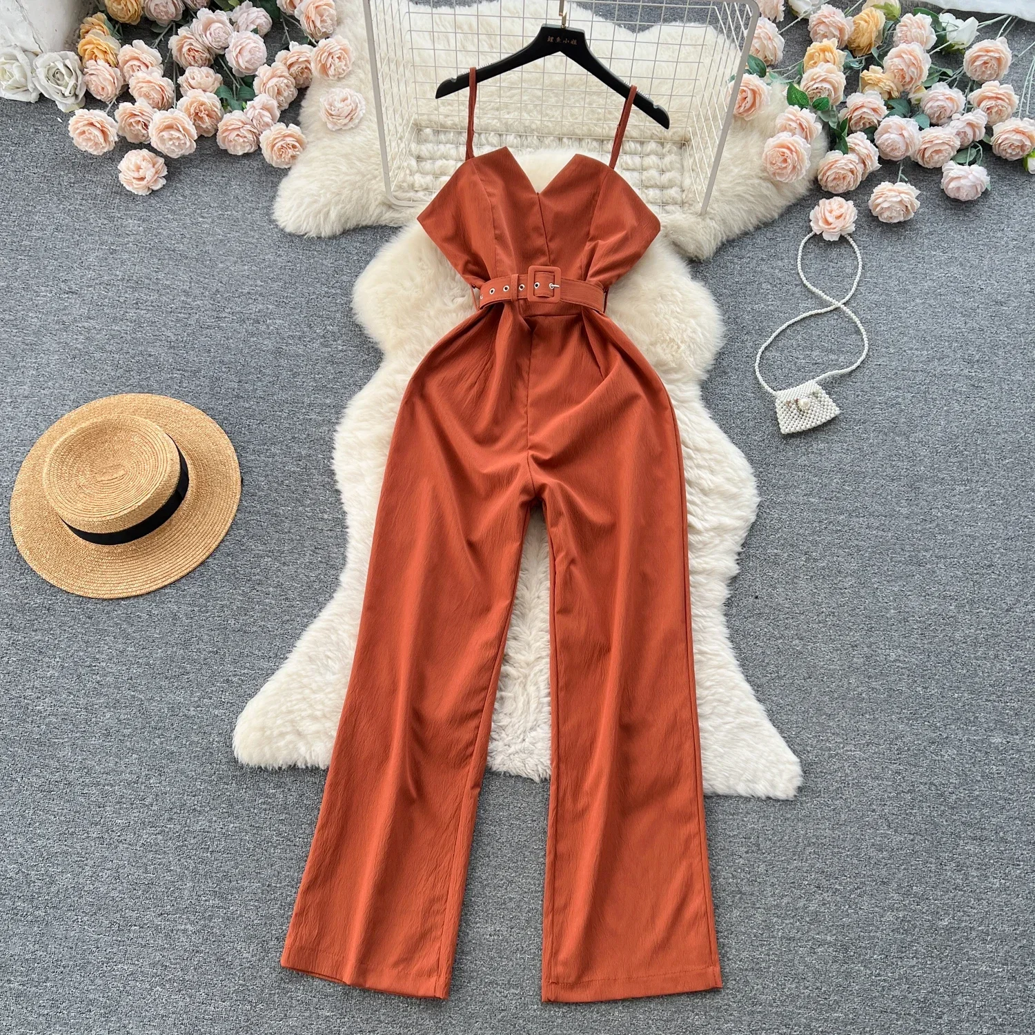 جمبسوت نسائي صيفي طويل بياقة على شكل V بدون أكمام وحزام تصميم فضفاض بأرجل واسعة موضة جديدة 2025 ملابس داخلية OL