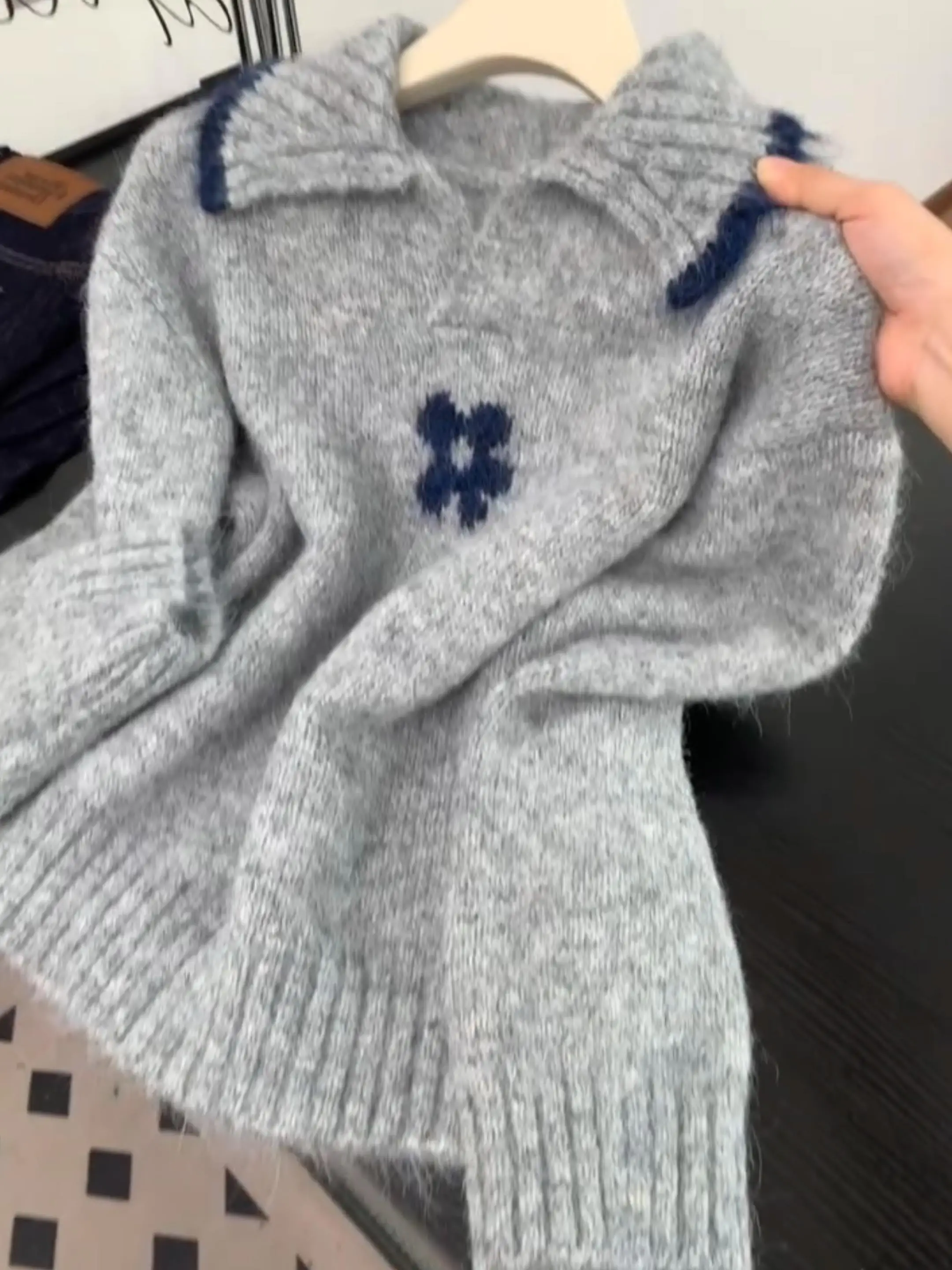 快適なグレーのニットセーター スタンドカラー ゆったりスタイル 韓国版 秋冬新作 レディース プレミアム感 長袖 クルーネックセーター