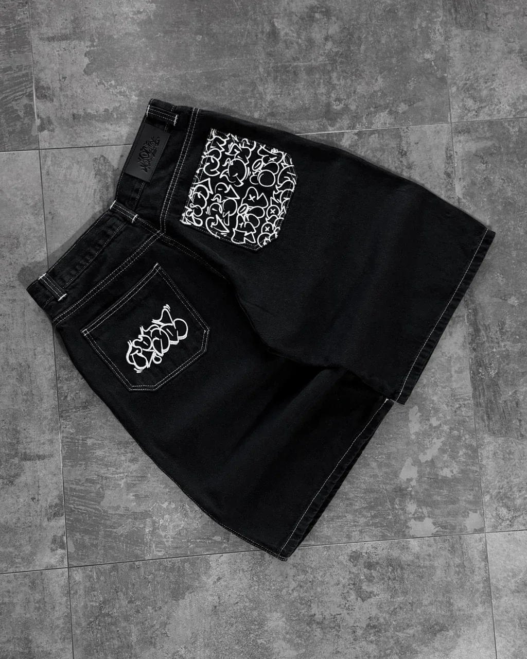 Y2K lockere Denim-Shorts im Hip-Hop-Stil, schwarz, verwaschen, mit Graffiti-Motiv, Taschenstickerei, vielseitige Streetwear, knielange Shorts – Detail 2