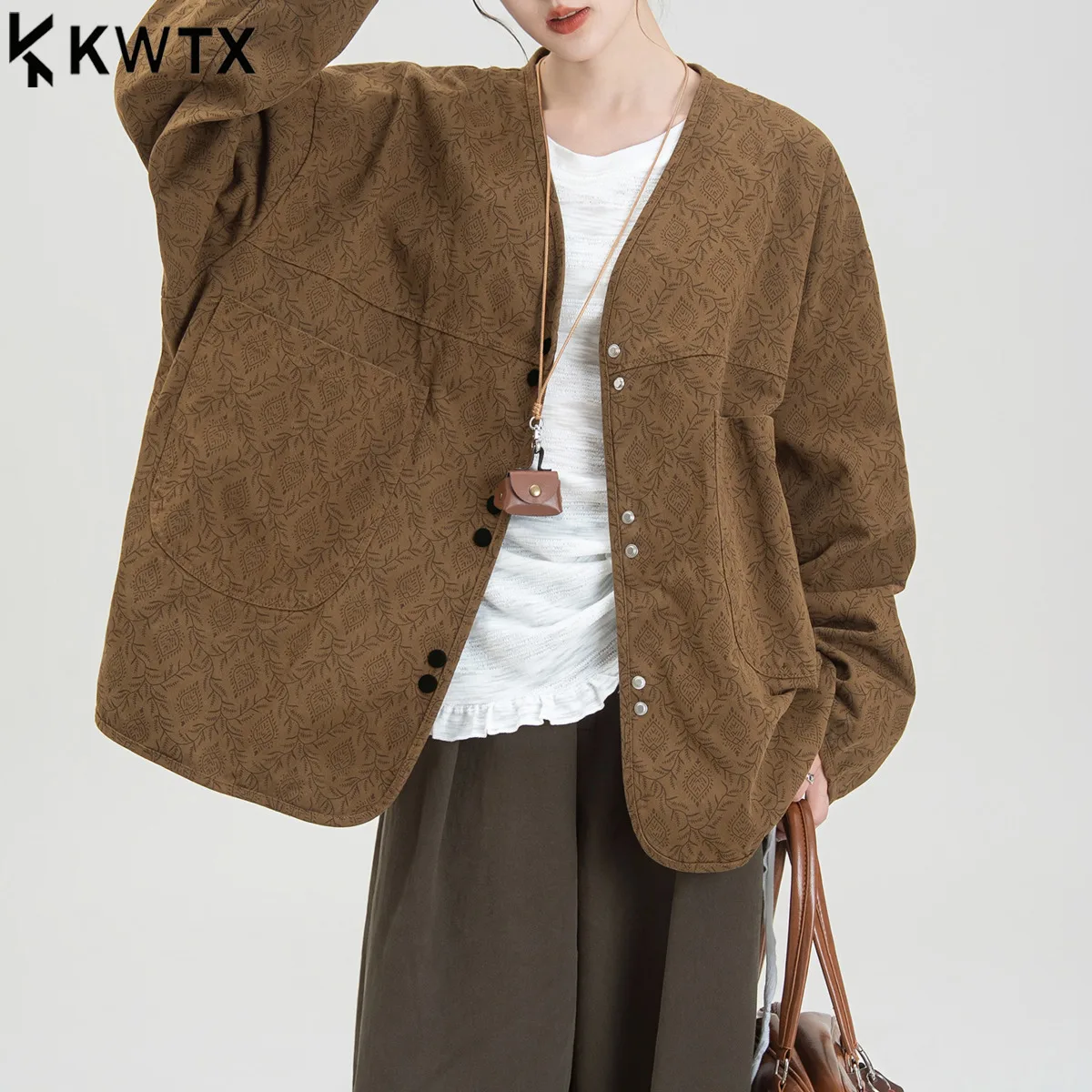 

KWTX женская куртка, новая повседневная однобортная куртка с цветными блоками и v-образным вырезом, с карманами и принтом, удобная винтажная шикарная куртка премиум-класса, осень/зима 2025