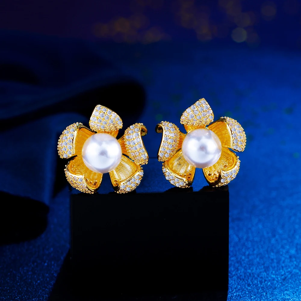 CWWZircons Brillante Mikro Gepflasterte Kubikzircon Gold Farbe Große Blume Perle Ohrstecker für Frauen Verlobungsfeier Schmuck E1155