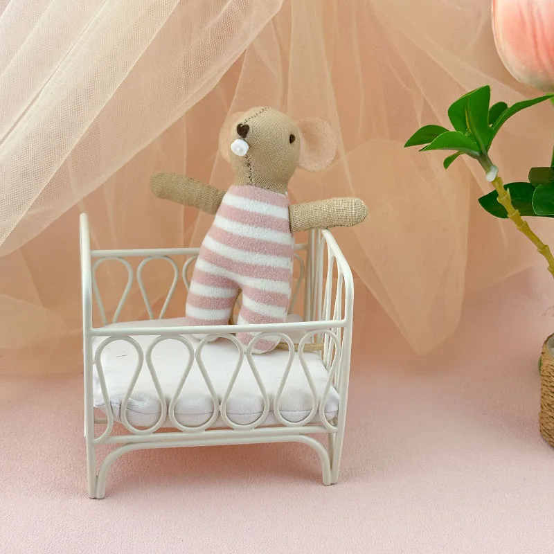 Mini Iron Miniature Cradle Bed, Square Cradle with Mouse Treasure Suitable for Toy House Decorations BJD/OB11 Gift