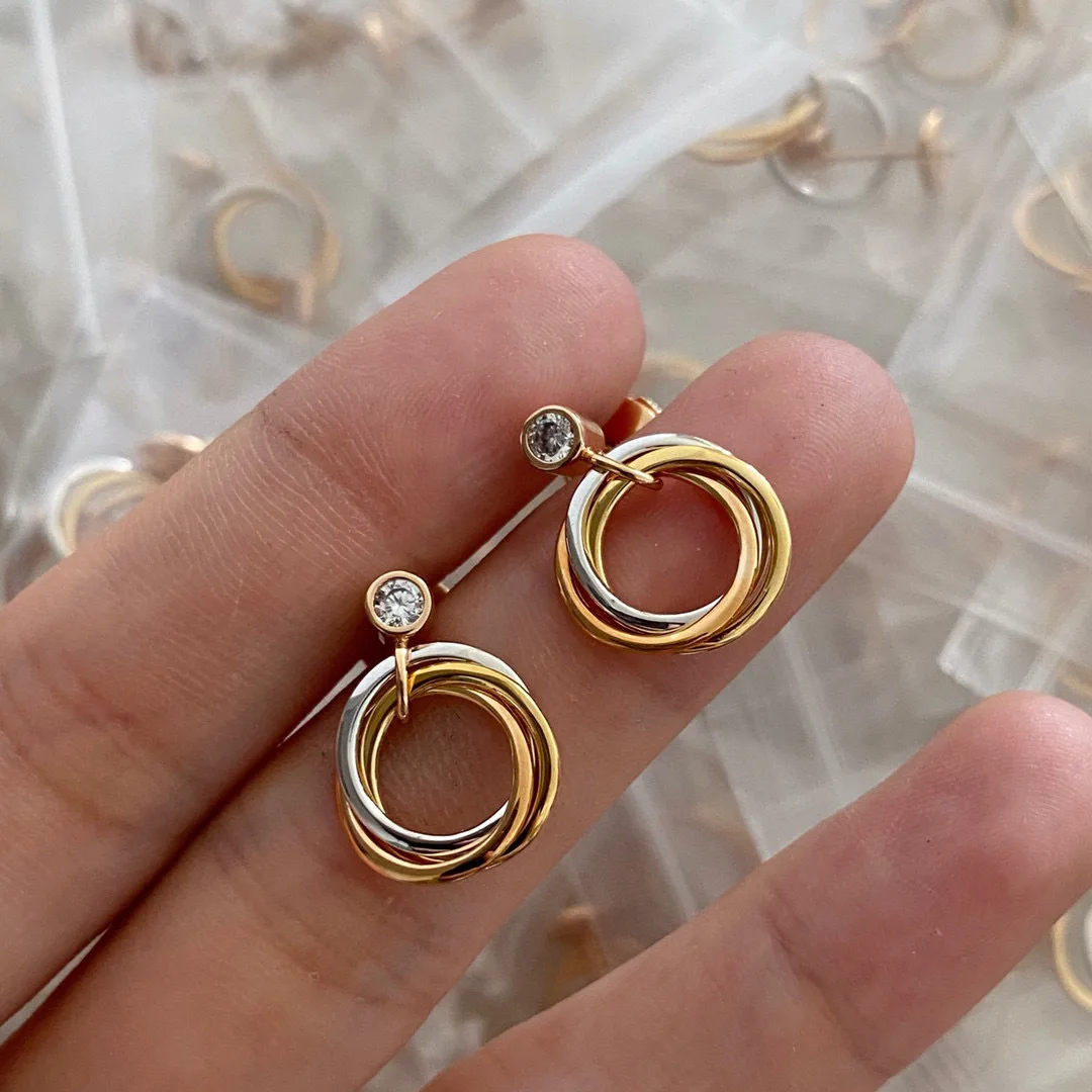 

Разноцветные женские серьги с тремя кольцами из циркония