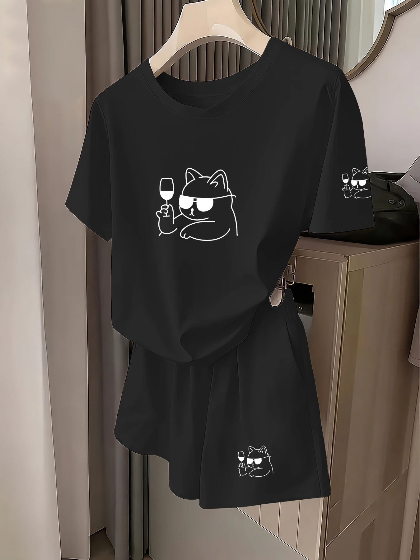 

Модный и оригинальный стиль, комплект с принтом Cool Cat Line Art для женщин, свободный крой, стройнящий силуэт, стильный повседневный универсальный комплект из футболки и шорт, повседневный уличный наряд, женская одеж