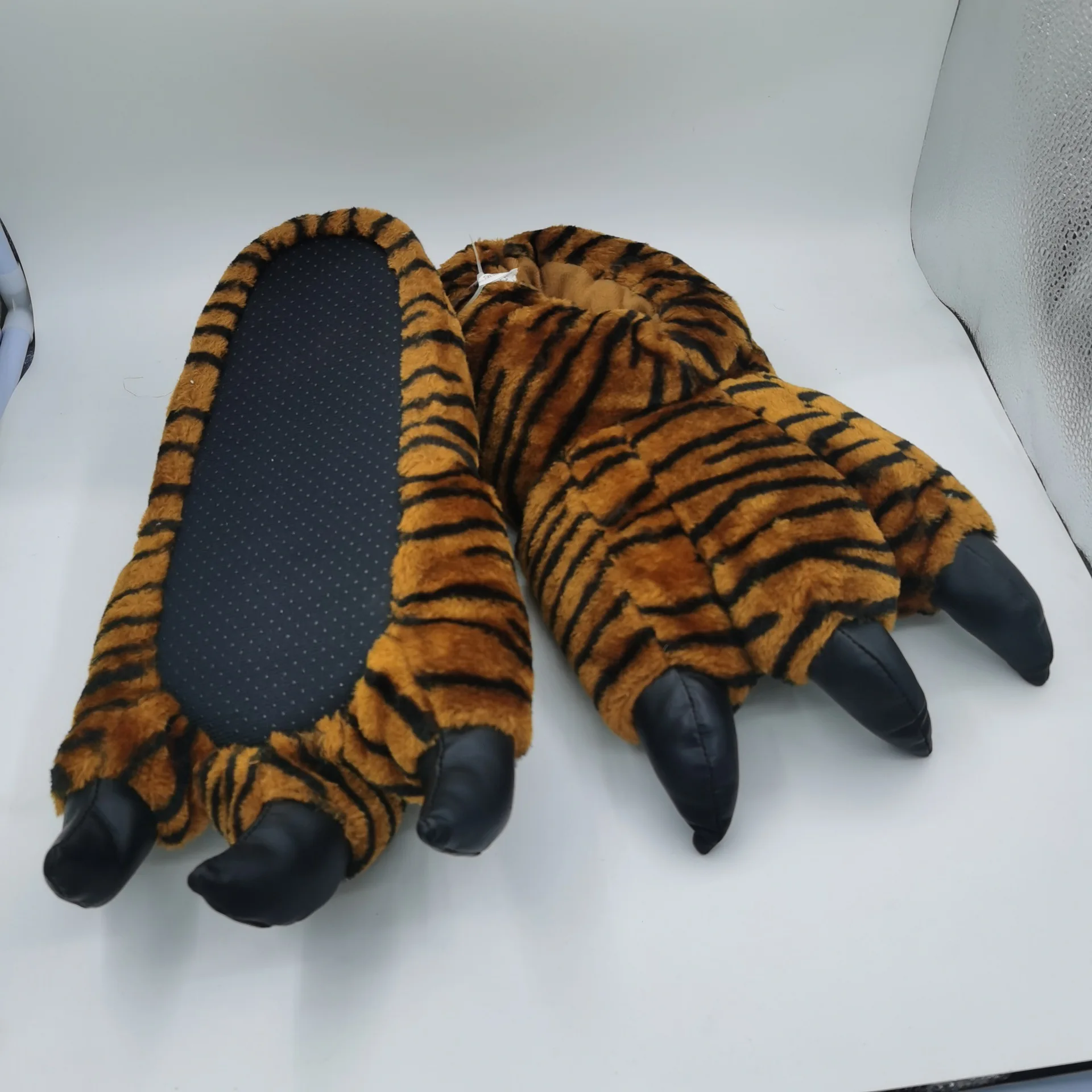 2022 Creative Animal Tiger Pattern Slippers Funny Design Bear Paw Furry Slides Plus Size Male Soft Fluffy Slippers Men Shoes