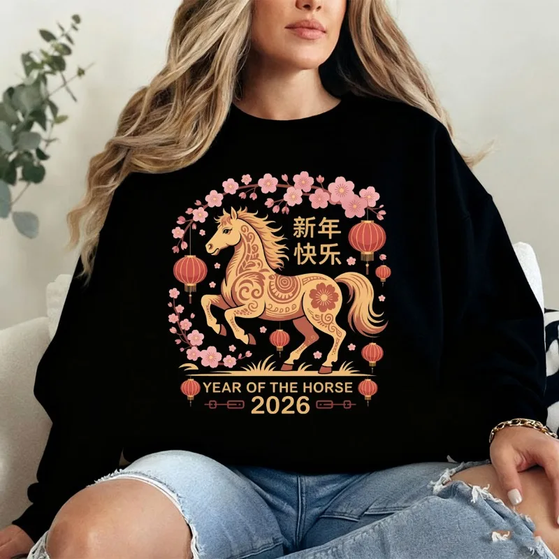 تصميم سنة الحصان 2026 للعام الصيني الجديد - مشبك السنة القمريية الجديدة مع هودي هيرمل للحصان والفوانيس والأزهار