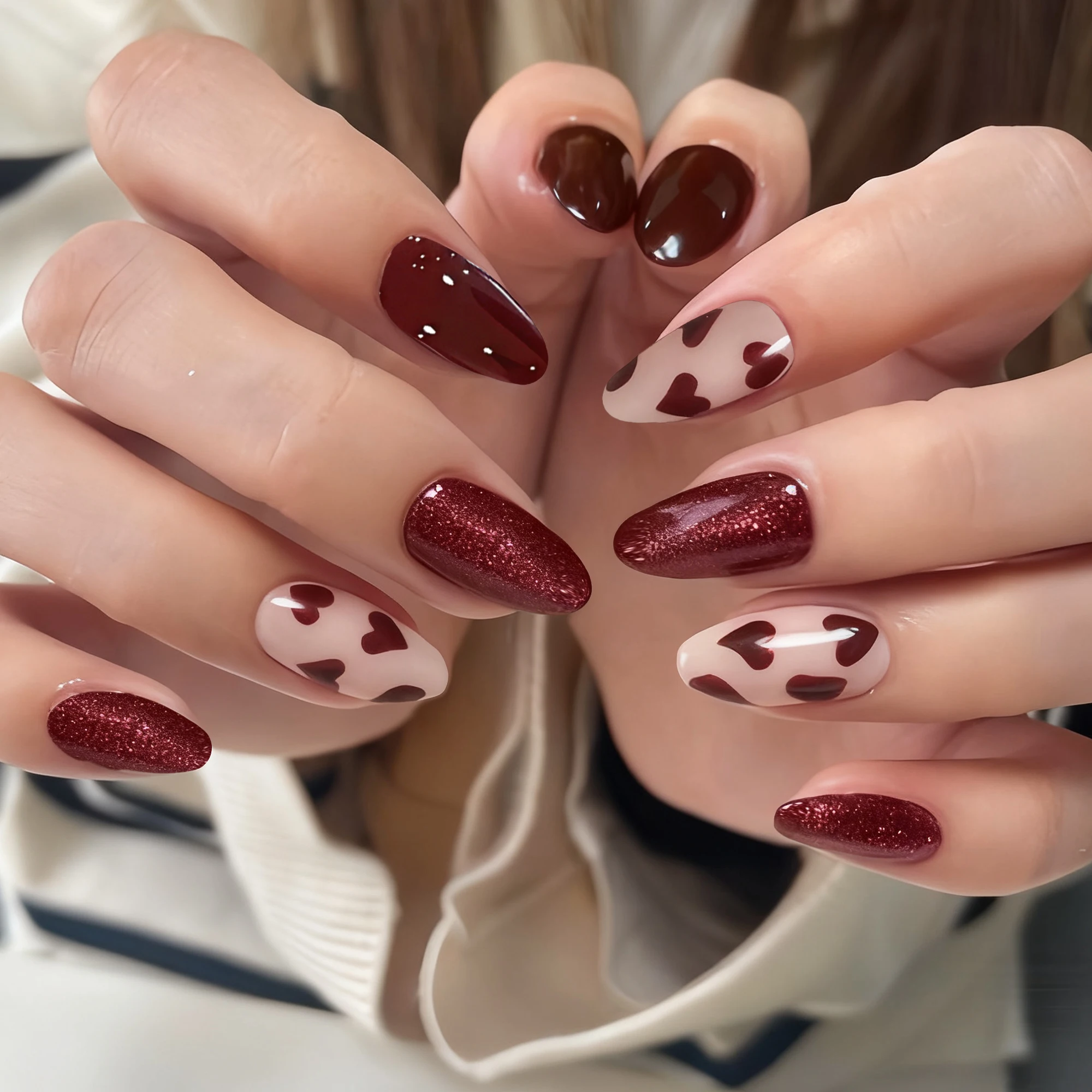 

24 шт. накладных ногтей в форме миндаля, простые красные модные накладные ногти с элегантным дизайном в виде сердечек, подходят для женщин для свиданий и повседневного ношения, подарок на День матери, съемный набор накладных ногтей с клеем-желе и пилочкой