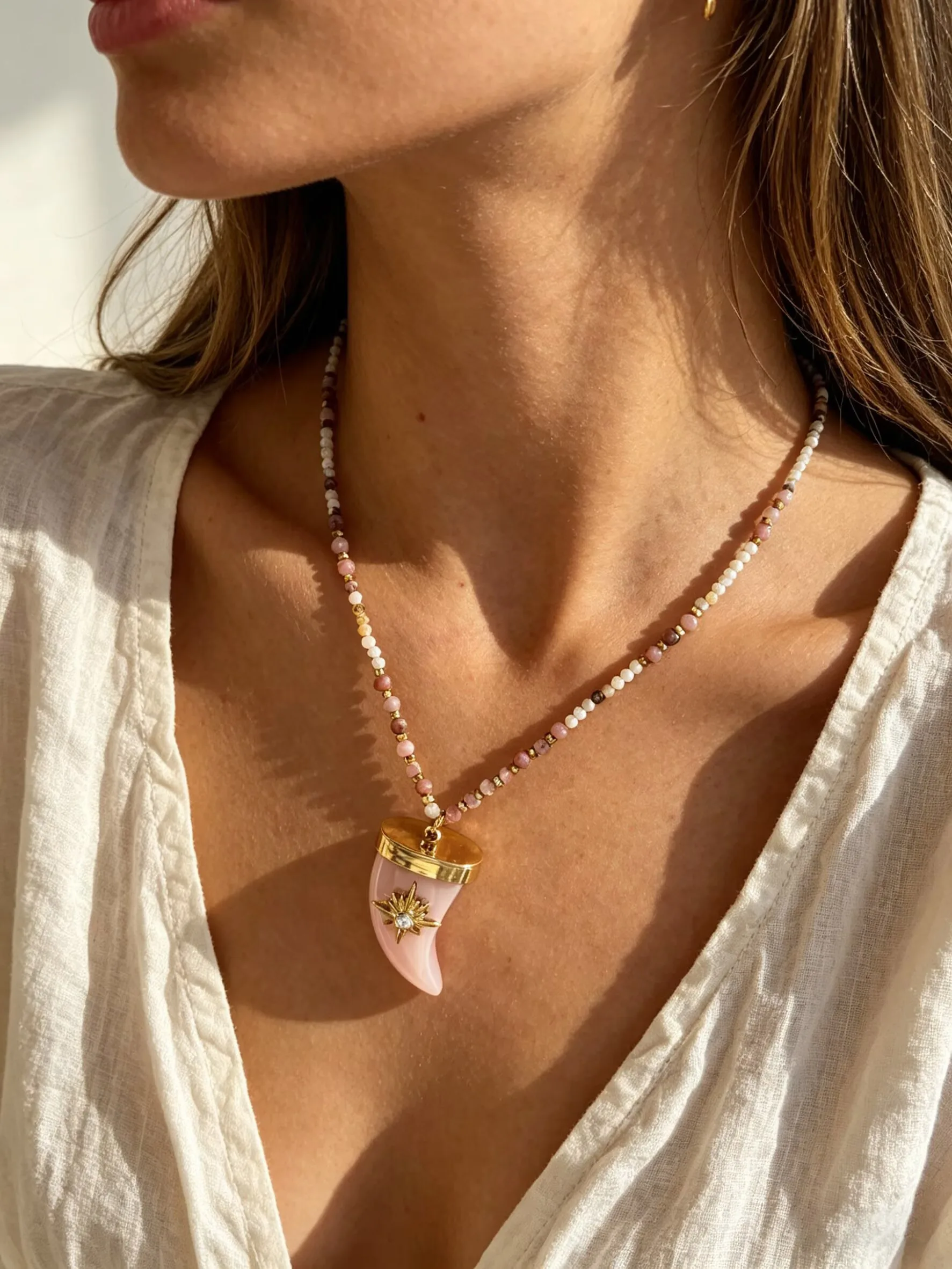 GHIDBK Lmitation Cow Horn Powder Crystal Natural Stone Pendant Women's Necklace Rhinestone Bead Decoration Birthday Party Gift