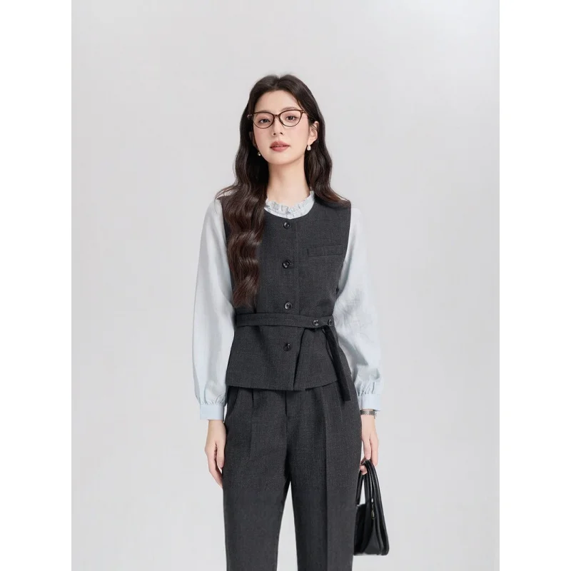 

Элегантный и изысканный женский жилет без рукавов для повседневной носки. Новая модель 2026 года: дизайнерский однобортный жилет-пиджак.