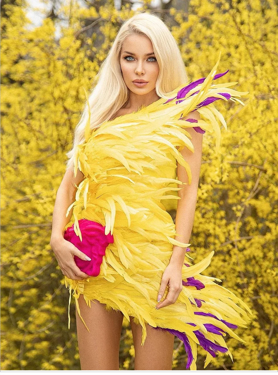 

2022 Ladies Sexy Sleeveless One Shoulder Mini Dress Feather Yellow Fashion Luxury Dubai Feather Celebrity Party Dress