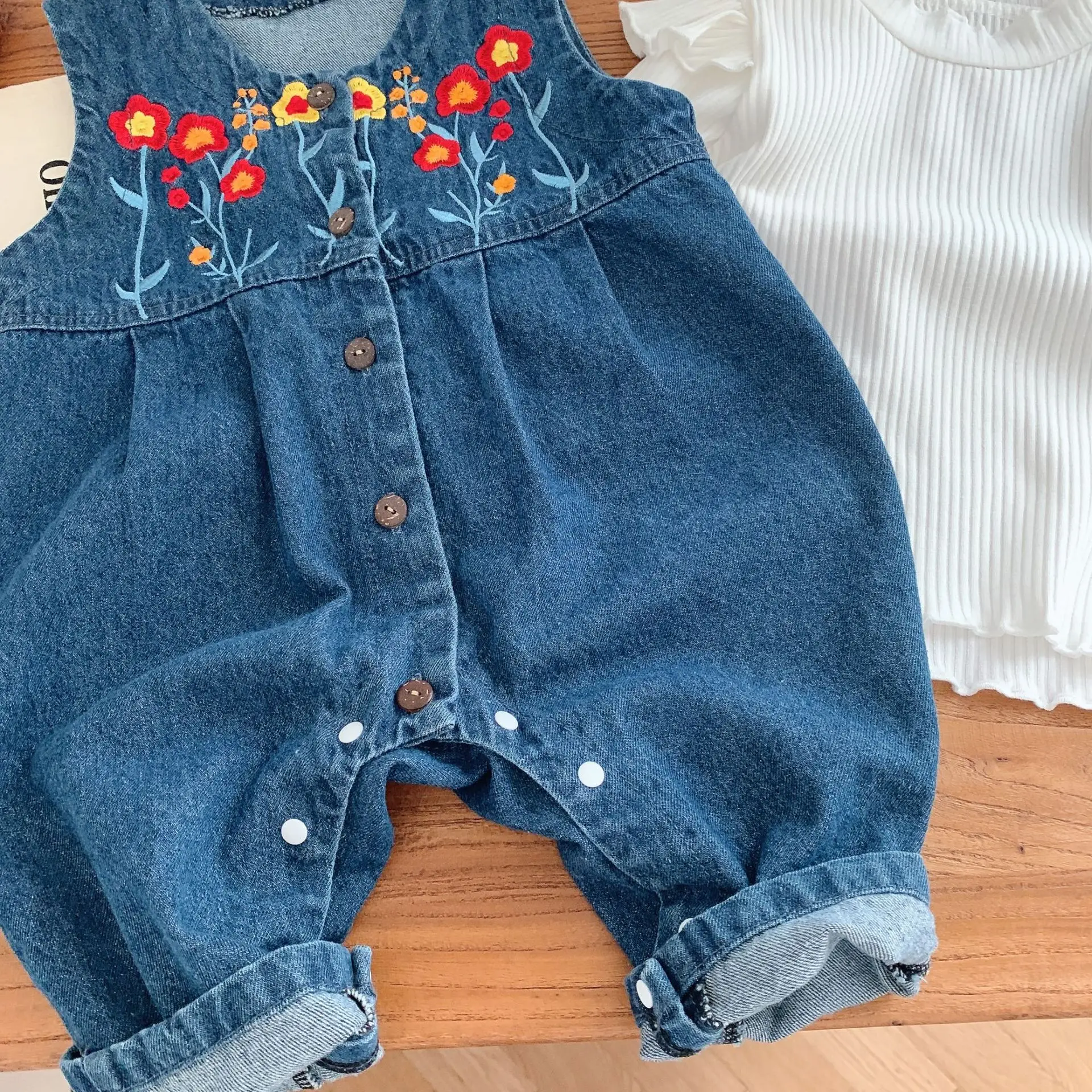 Kinder kleidung Baby Stram pler 0-2 Jahre alt 2024 Frühling Herbst Mädchen ärmellose Denimpants koreanischen Stil bestickte Baby kleidung