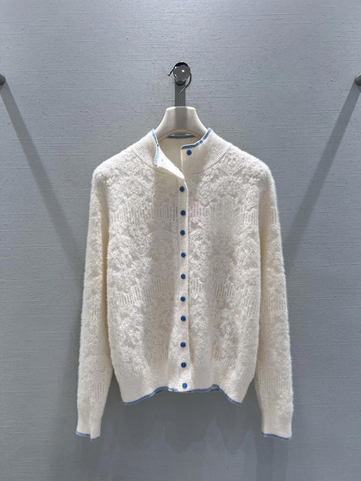 

Новый женский плюшевый кардиган с контрастной отделкой и круглым вырезом, коллекция Весна 2026: стильный, универсальный, минималистичный, элегантный