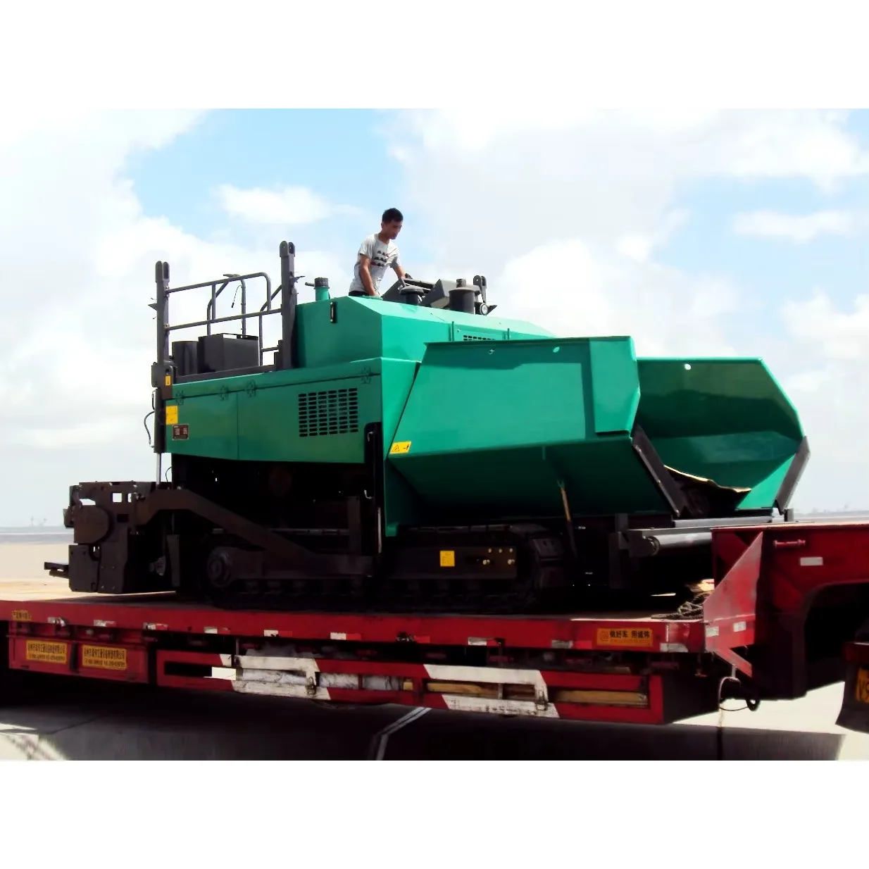 Official Road Making Machine Paving Width 4.5m Mini Asphalt Road Paver for Sale
