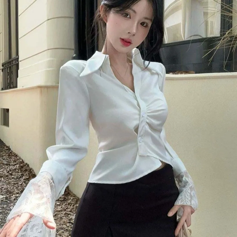 

Блузка с V-образным вырезом, кружевными длинными рукавами, короткая, облегающая, в корейском стиле, на пуговицах, черная/белая