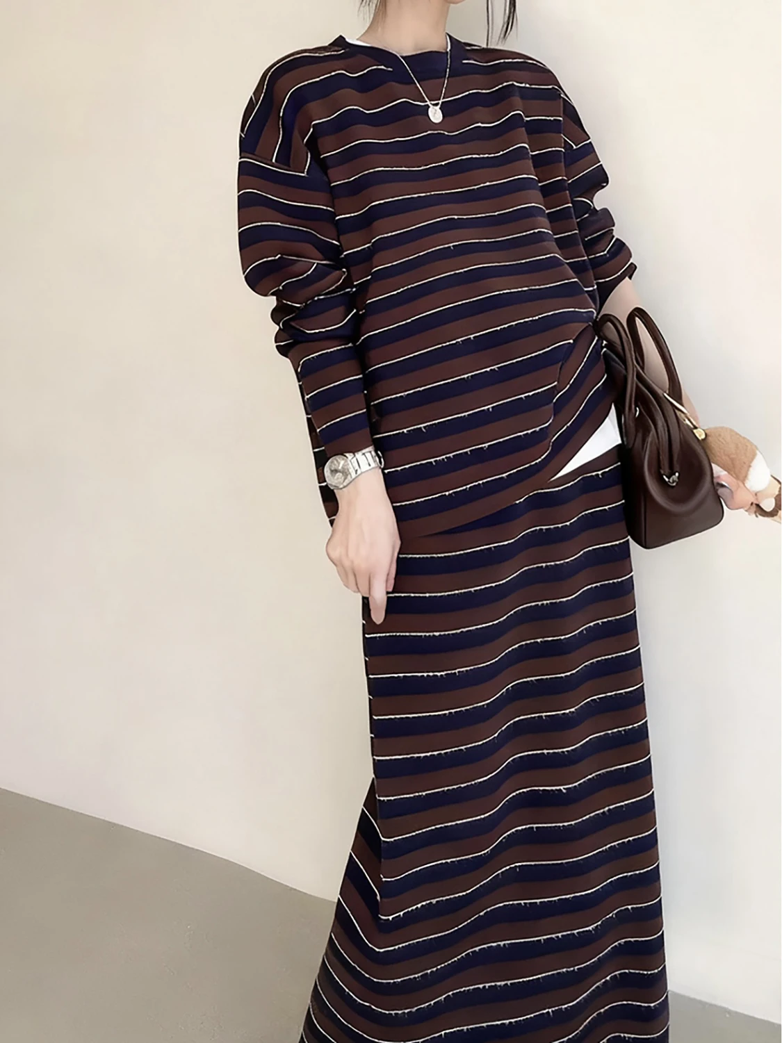 

Повседневный вязаный шерстяной комплект с длинными рукавами в полоску: юбка с высокой эластичной талией и модный топ с круглым вырезом для осени и зимы