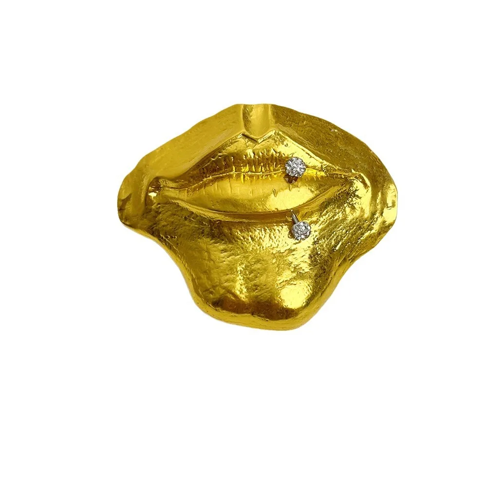 Vintage Hyperbole Mask Lips Nose Metal Broochs for Women Men Unique Abstract Suit Pins Accessories Party Jewelry Gifts