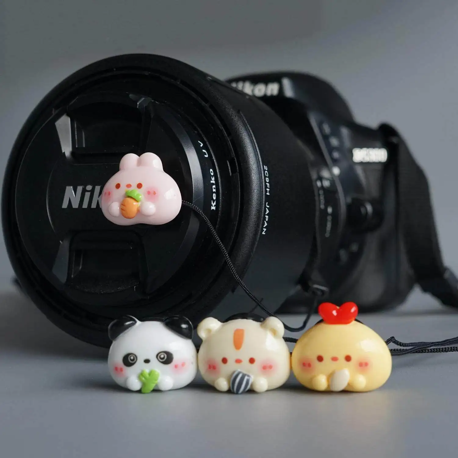 Original Cute Design Camera Lens Cap with Anti-lost Rope Protective Cover for Canon Nikon Sony DSLR Mirrorless Camera Accessorie
