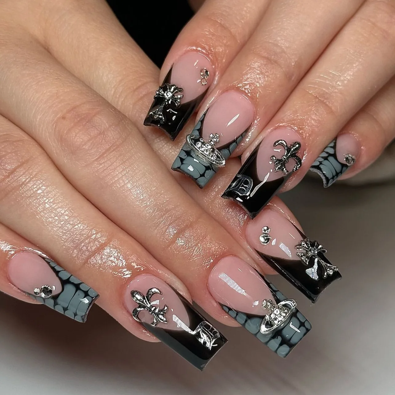 

24pcs French Black Crocodile Pattern Beautiful Cross Press on Nail Tips Artificial Fake Nails Seamless Removable False Nails