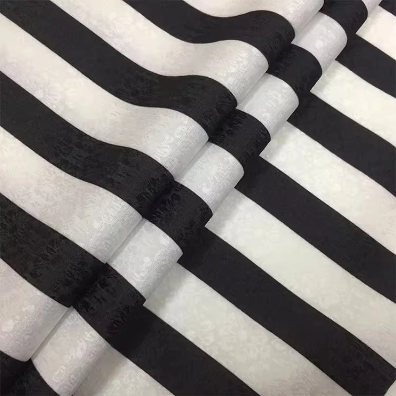 Tessuto per abiti versatile jacquard in fibra di poliestere Tessuto classico alla moda fai-da-te resistente alle rughe con silhouette a strisce bianche e nere