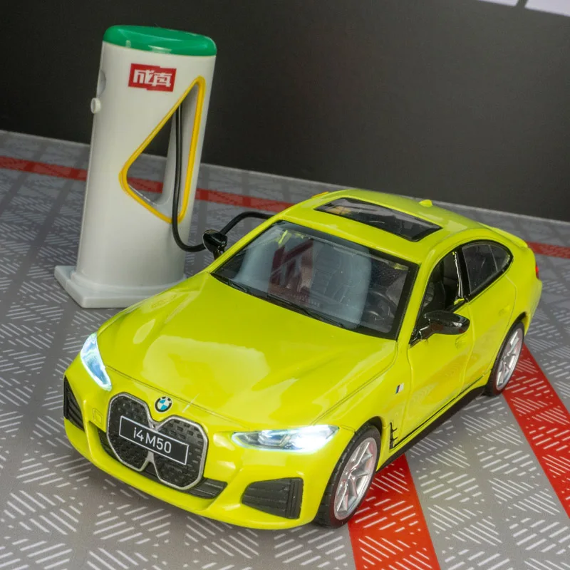 1:34 BMW I4 M50 modelo de aleación adornos de coche tirar hacia atrás juguetes acústicos regalo 2 puertas se pueden abrir directamente por delicadamente