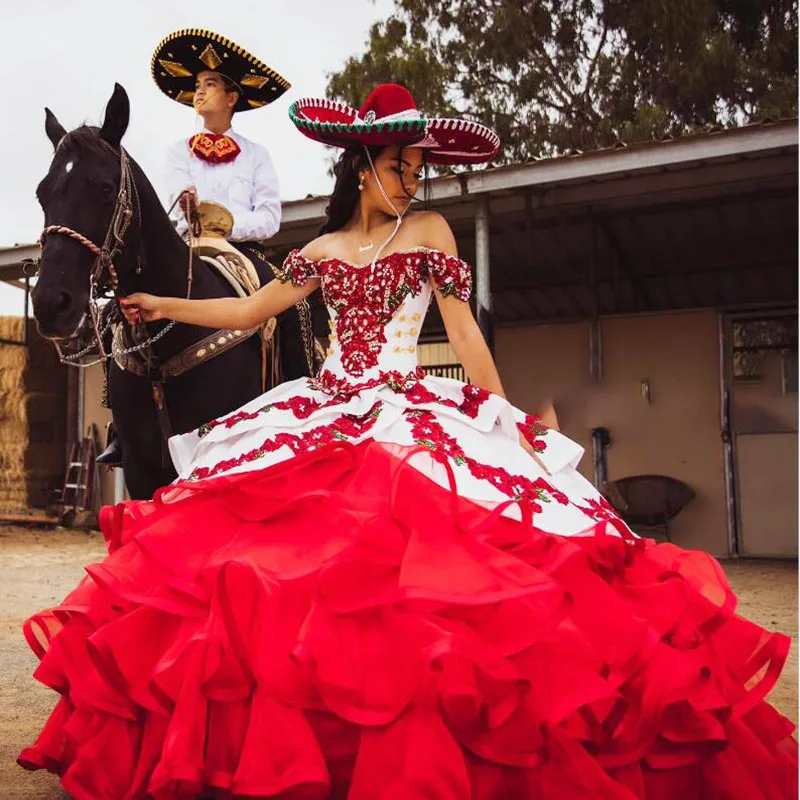 Элегантные красно-белые платья Quinceanera 2022 Charro мексиканское платье с открытыми плечами рюши со стразами и бусинами Sweet 15, корсет