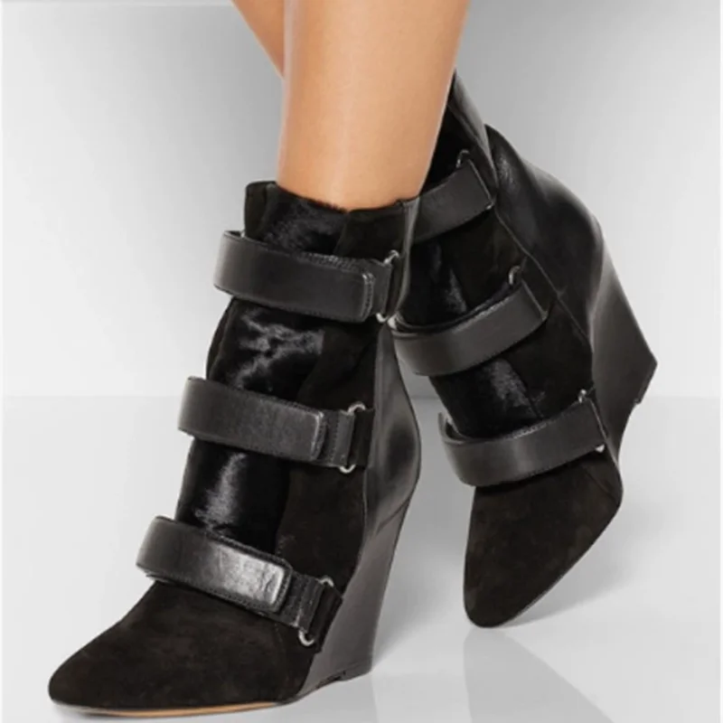 Moderne Damen-Keilstiefel mit Pferdehaar, spitzer Zehenbereich, höhenvergrößernd, Hakenriemen, kurze Stiefeletten, Schwarz und Weiß