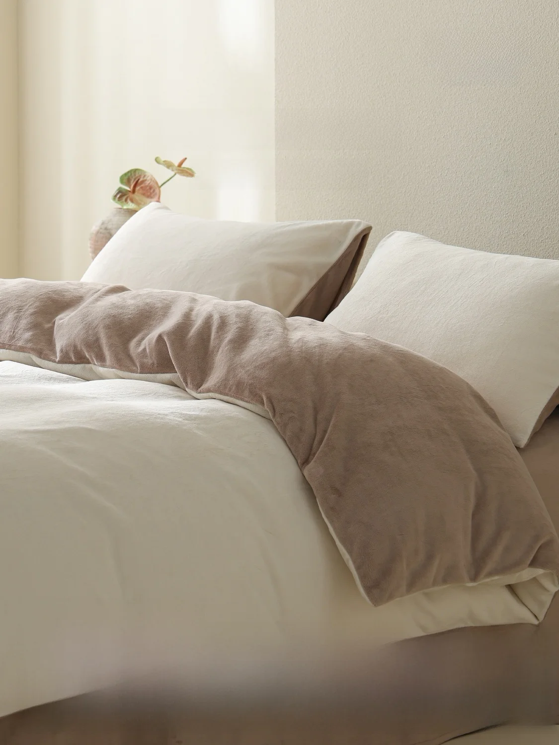 

Роскошный комплект постельного белья из четырех предметов: теплый зимний фланелевый пододеяльник и комплект простыней из молочного вельвета класса А