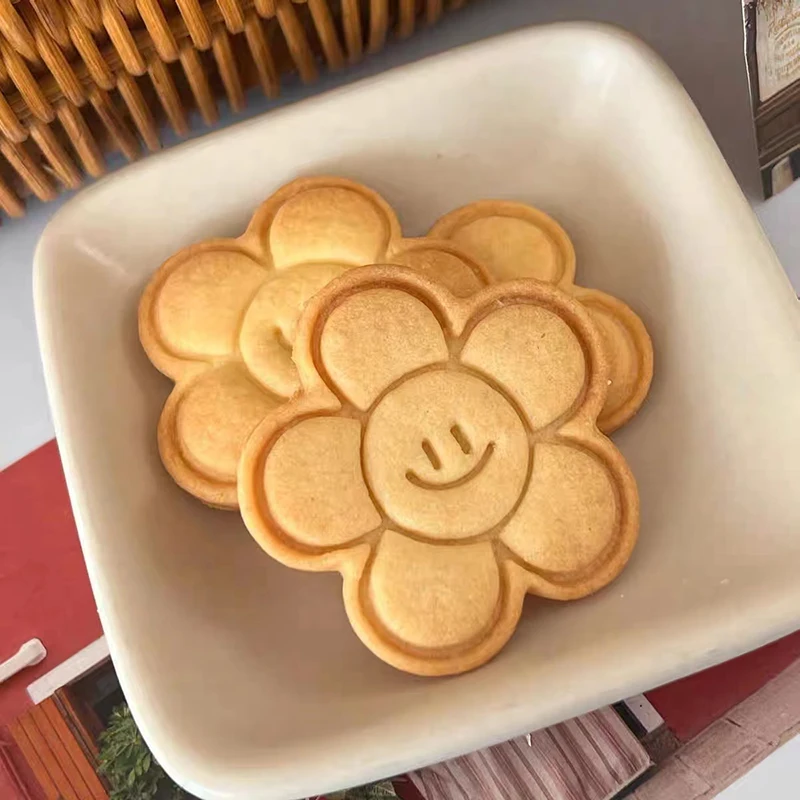 INS Smiling Flower Cookie Cutter Plastic DIY Fondant Cake Biscuits Mold Birthday Dessert Candy Decoration Mould Pastry Bakeware