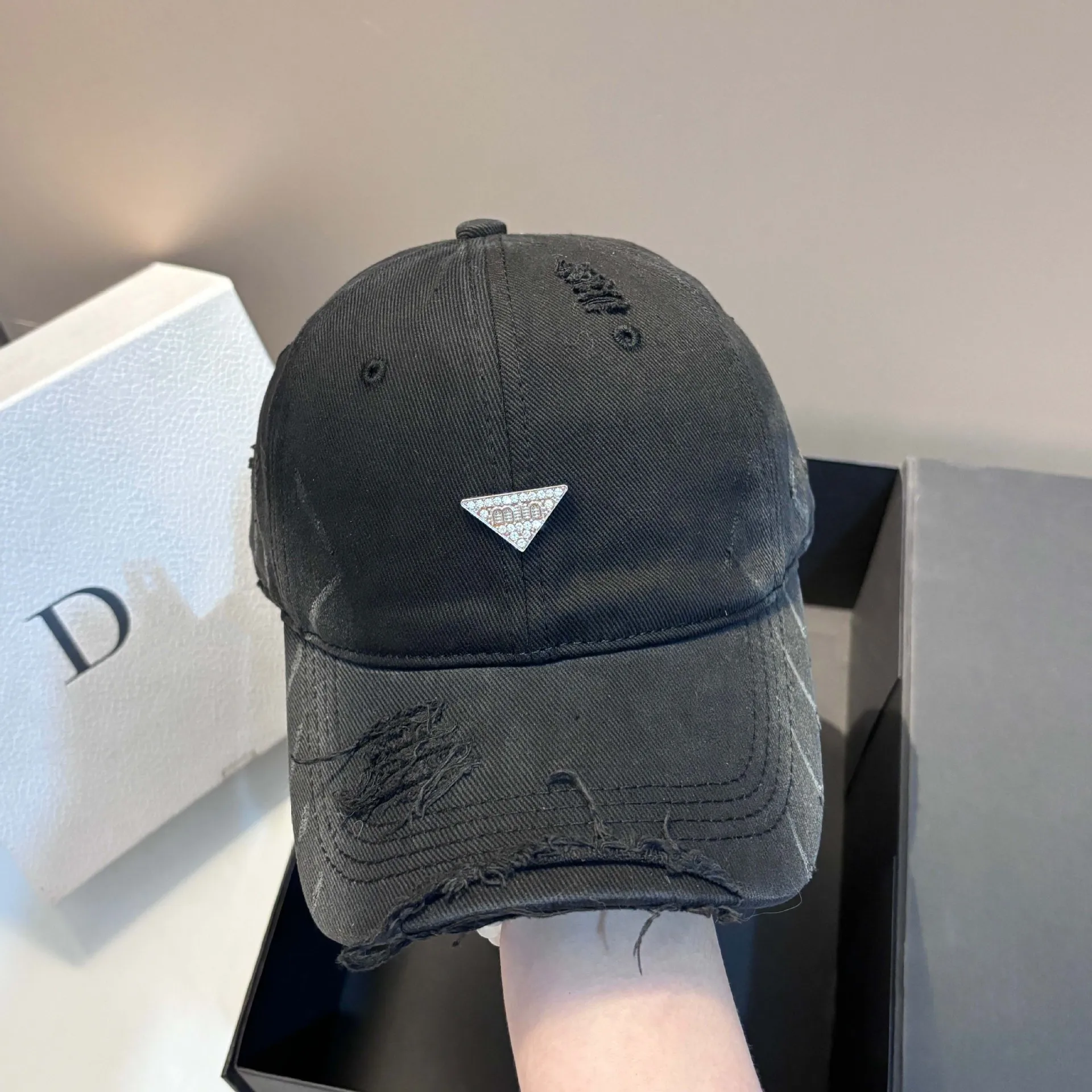 

2025 Fashion Baseball Cap - Distressed Triangle Design Unisex Sun Hat for Running, Adjustable Face Cover Couple Caps