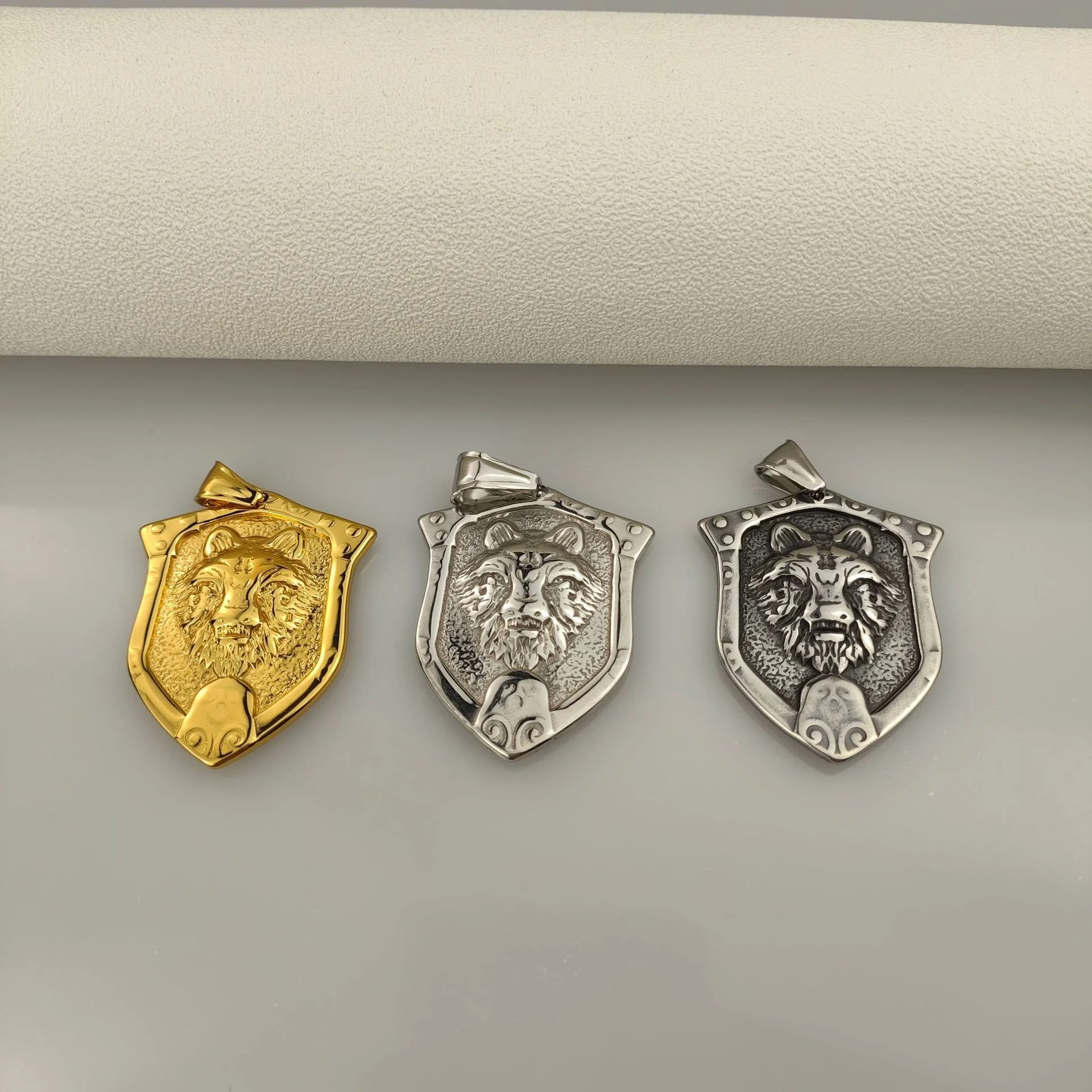 `Men Shield‑Shaped Wolf Head Pendant Necklace 316L Stainless Steel Gold Plated Retro Animal Totem Hip Hop Fashion Jewelry for Ma