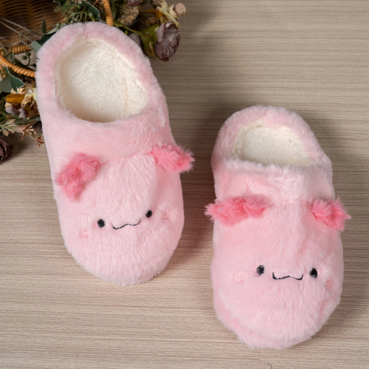 Niedliche Axolotl-Tier-Plüsch-Hausschuhe für Damen, weich, flauschig, warm, lustig, Cartoon-Design, zum Hineinschlüpfen, für drinnen, als Geschenk für Zuhause oder Feiertage – Detail 6